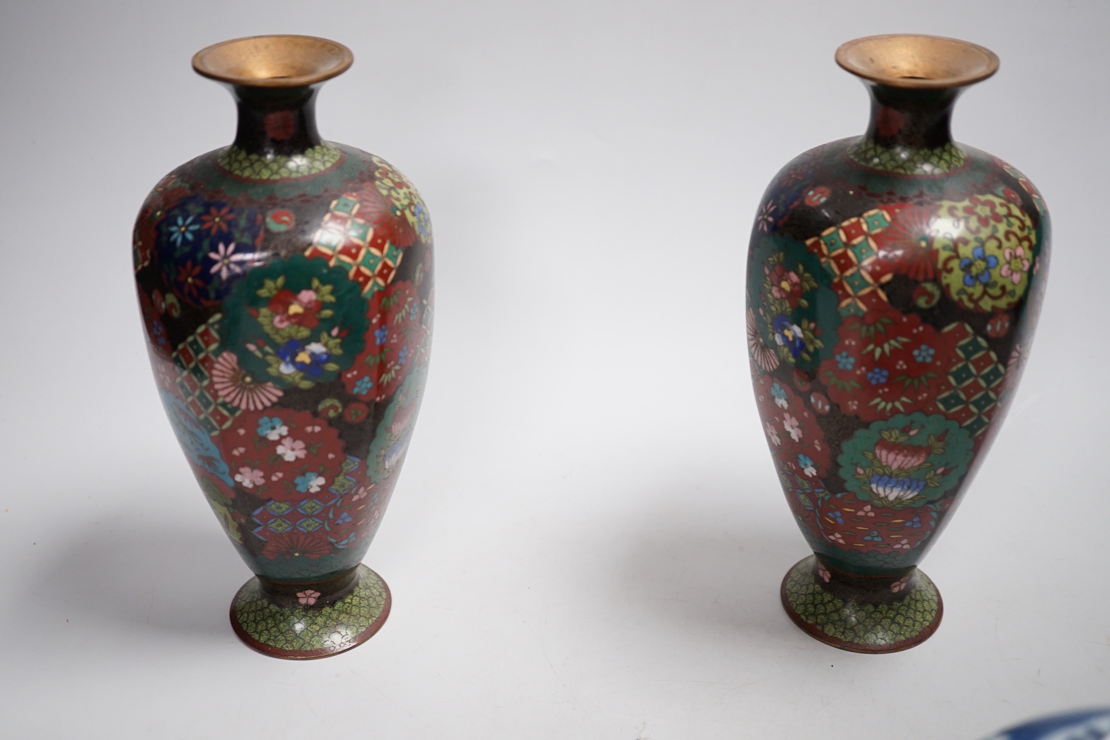 A pair of Chinese blue and white jars and associated covers and a pair of Japanese cloisonné enamel vases, cloisonné vases 21cm high